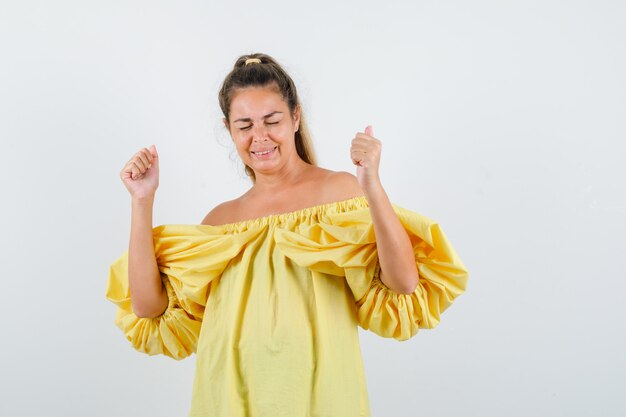 Chica joven expresiva posando en el estudio