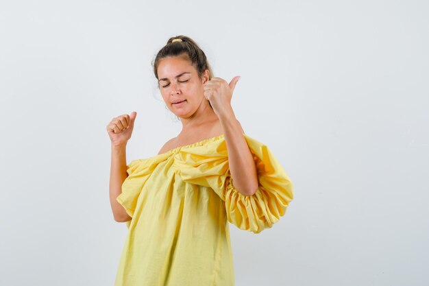 Chica joven expresiva posando en el estudio