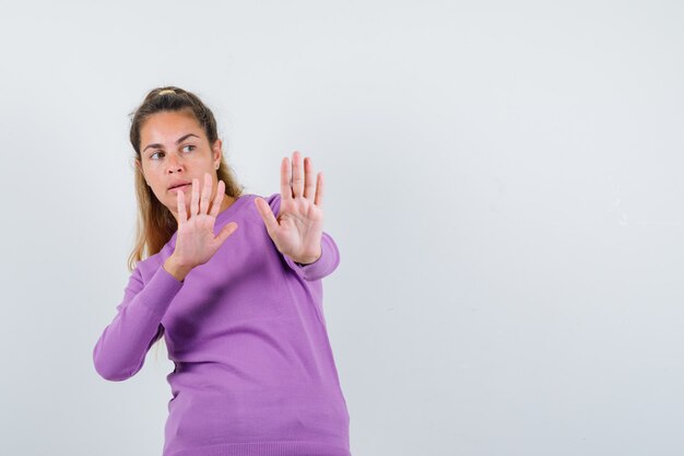 Chica joven expresiva posando en el estudio