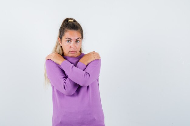 Chica joven expresiva posando en el estudio