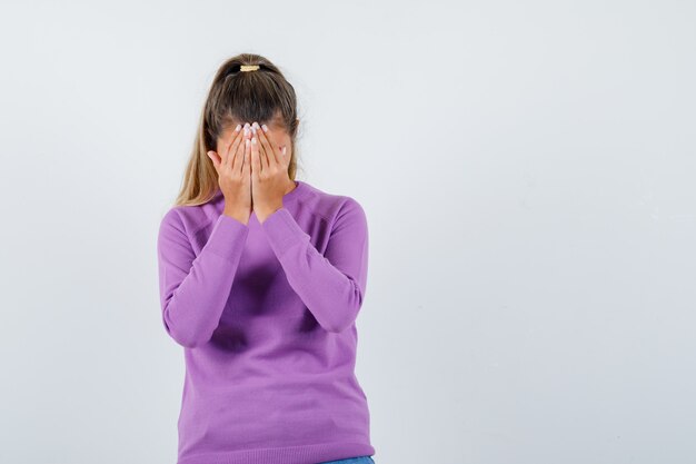 Chica joven expresiva posando en el estudio