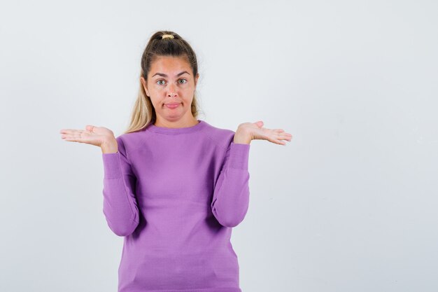 Chica joven expresiva posando en el estudio