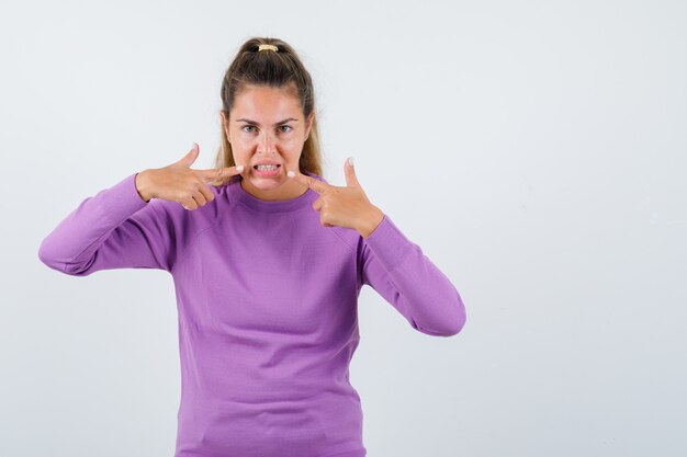 Chica joven expresiva posando en el estudio