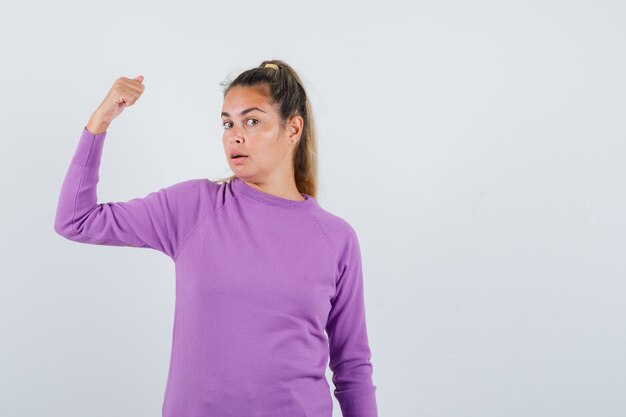 Chica joven expresiva posando en el estudio