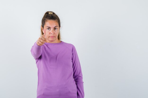 Chica joven expresiva posando en el estudio