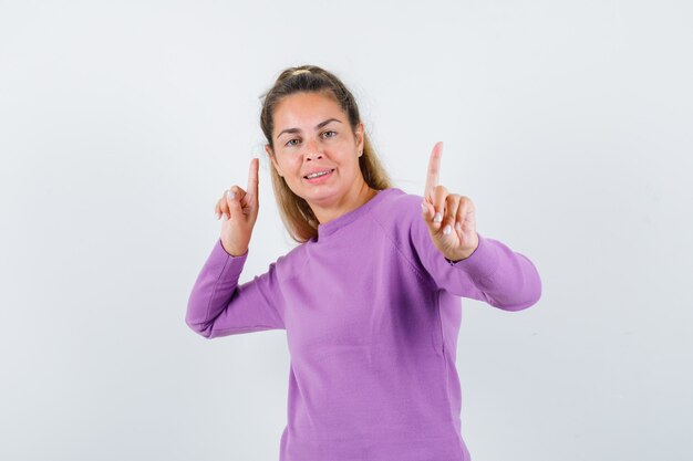 Chica joven expresiva posando en el estudio