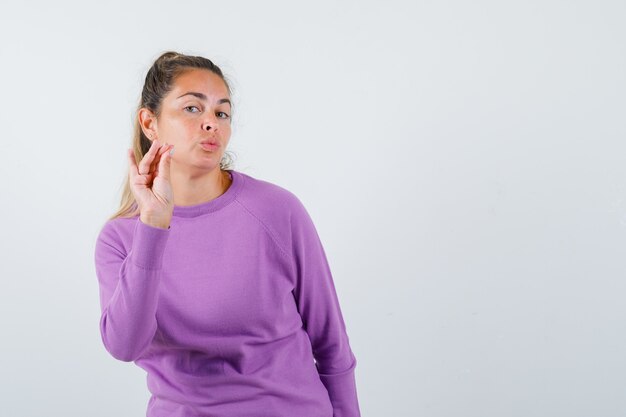 Chica joven expresiva posando en el estudio