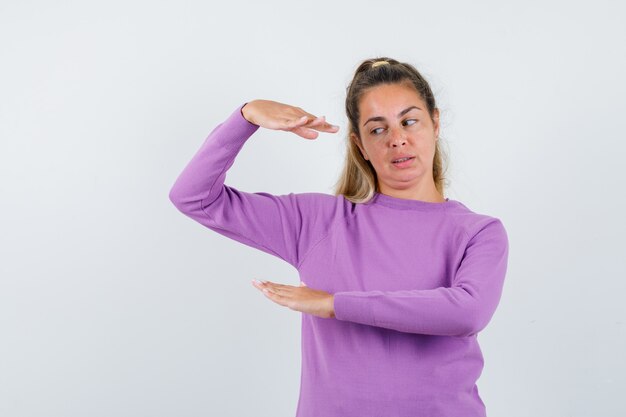 Chica joven expresiva posando en el estudio