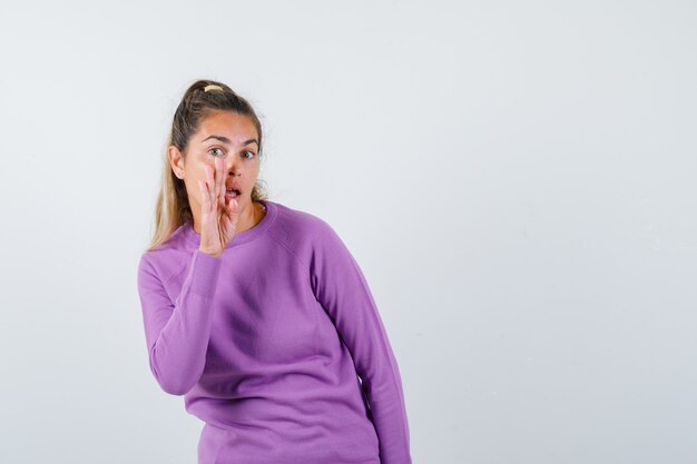 Chica joven expresiva posando en el estudio