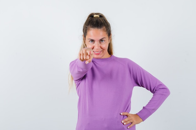 Chica joven expresiva posando en el estudio