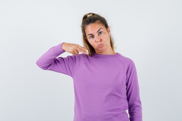 Chica joven expresiva posando en el estudio