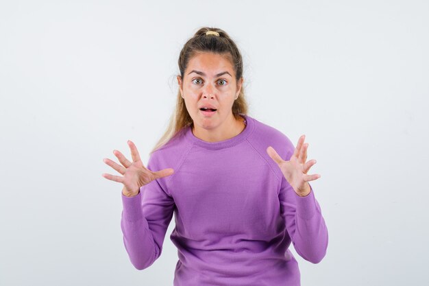 Chica joven expresiva posando en el estudio