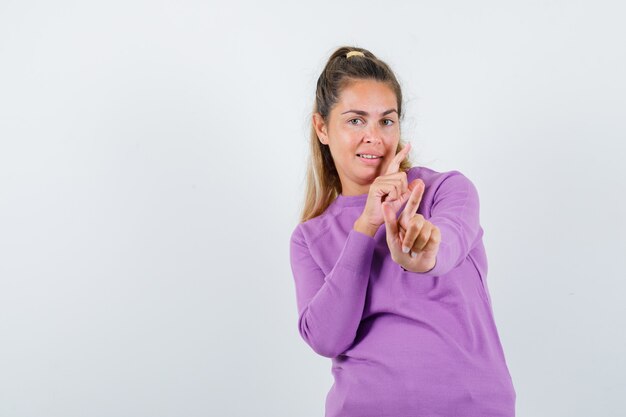 Chica joven expresiva posando en el estudio