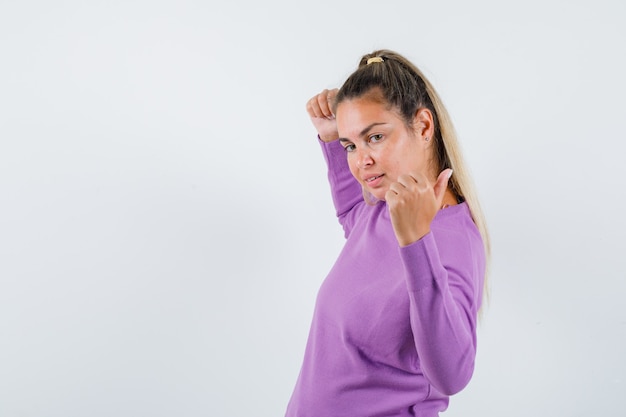 Chica joven expresiva posando en el estudio