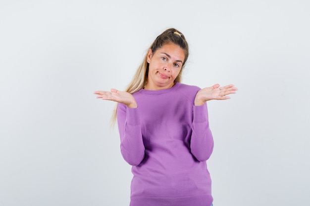 Chica joven expresiva posando en el estudio