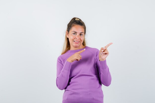 Chica joven expresiva posando en el estudio