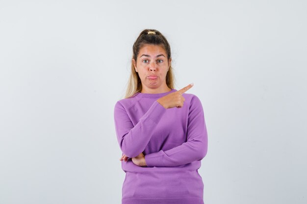 Chica joven expresiva posando en el estudio