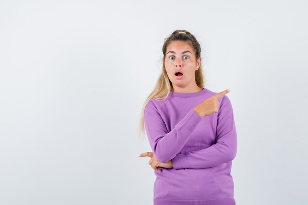 Chica joven expresiva posando en el estudio