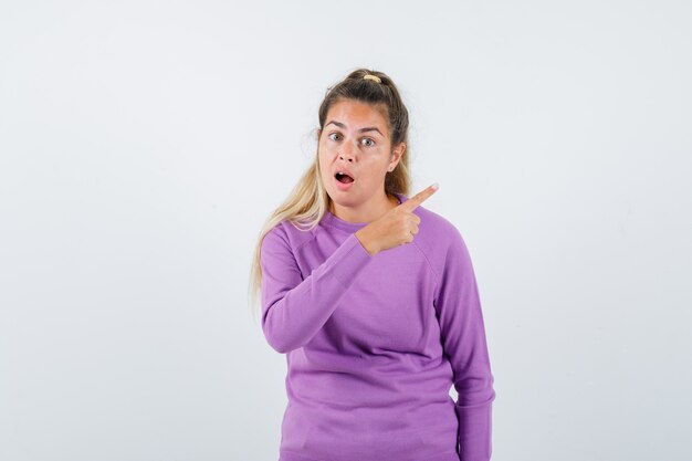 Chica joven expresiva posando en el estudio