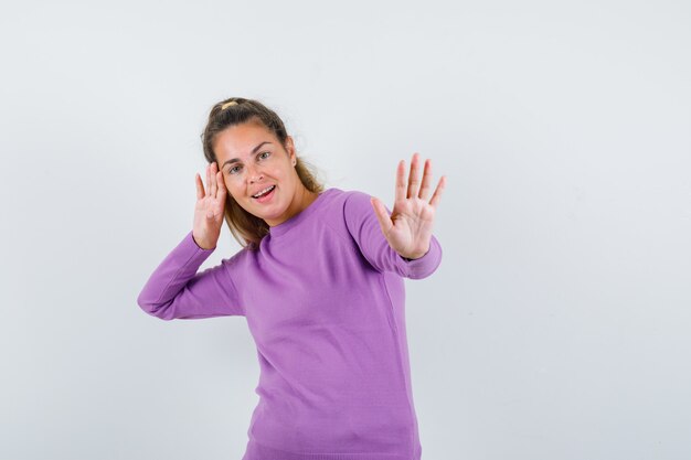 Chica joven expresiva posando en el estudio