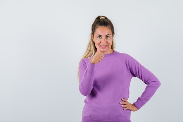 Chica joven expresiva posando en el estudio