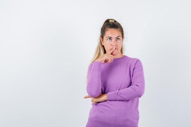 Chica joven expresiva posando en el estudio