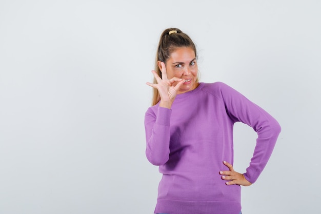 Chica joven expresiva posando en el estudio