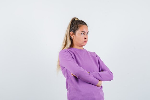 Chica joven expresiva posando en el estudio