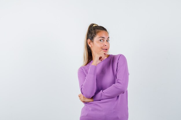 Chica joven expresiva posando en el estudio