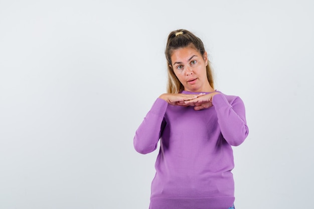 Chica joven expresiva posando en el estudio