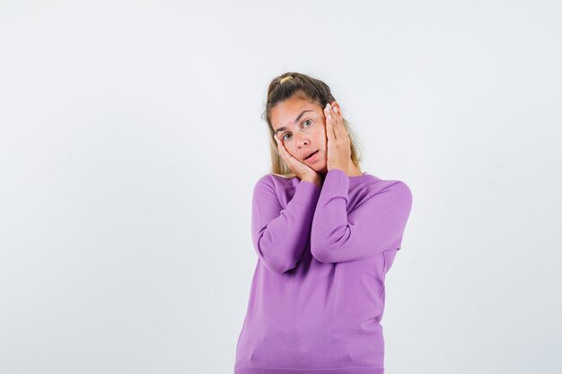 Chica joven expresiva posando en el estudio