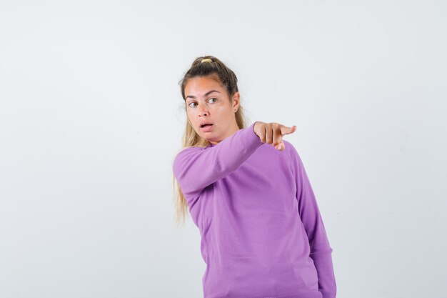 Chica joven expresiva posando en el estudio