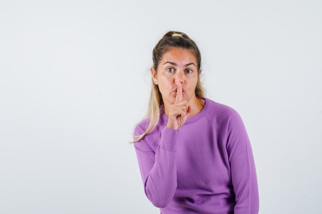 Chica joven expresiva posando en el estudio