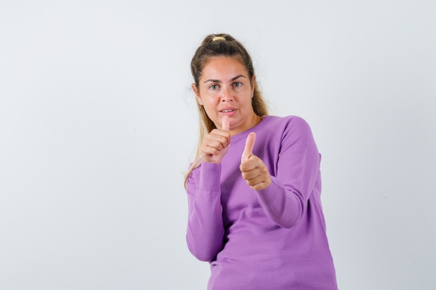 Chica joven expresiva posando en el estudio