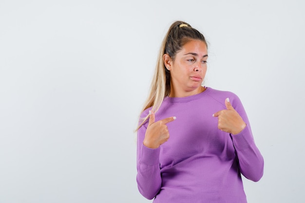 Chica joven expresiva posando en el estudio