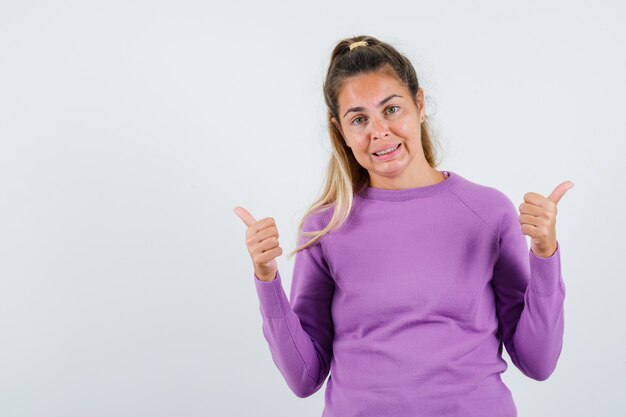 Chica joven expresiva posando en el estudio