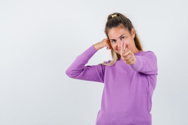 Chica joven expresiva posando en el estudio