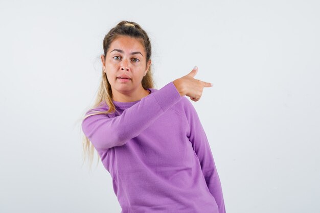 Chica joven expresiva posando en el estudio