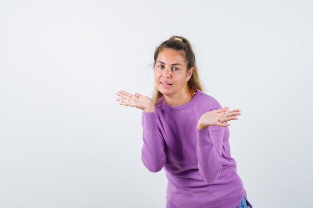 Chica joven expresiva posando en el estudio