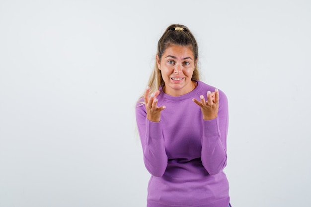 Foto gratuita chica joven expresiva posando en el estudio