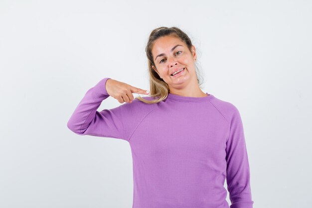 Chica joven expresiva posando en el estudio