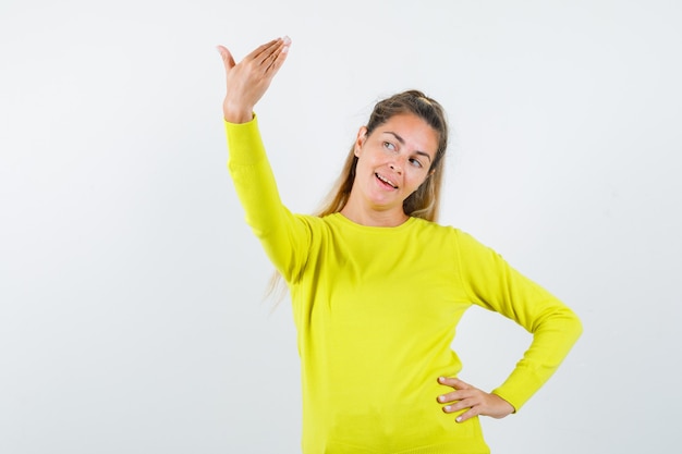 Chica joven expresiva posando en el estudio