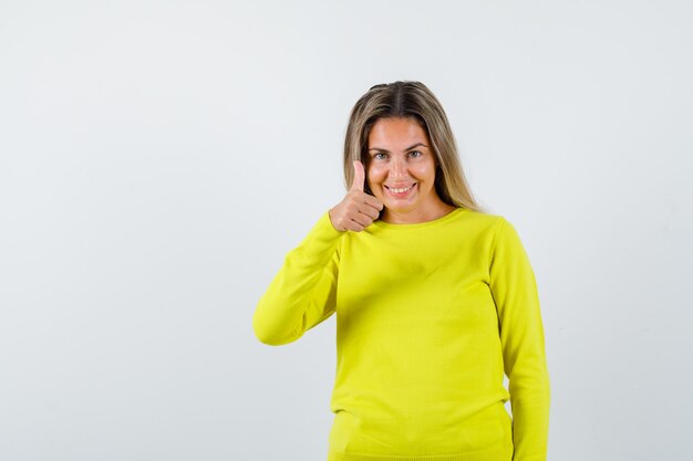 Chica joven expresiva posando en el estudio