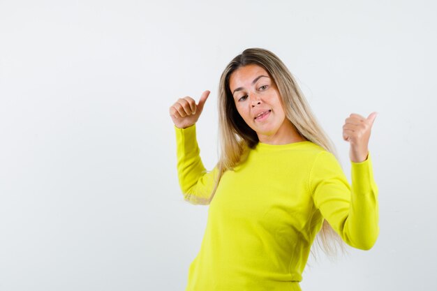 Chica joven expresiva posando en el estudio