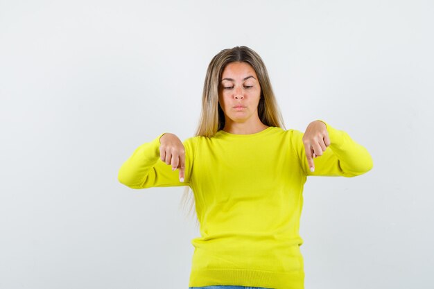 Chica joven expresiva posando en el estudio