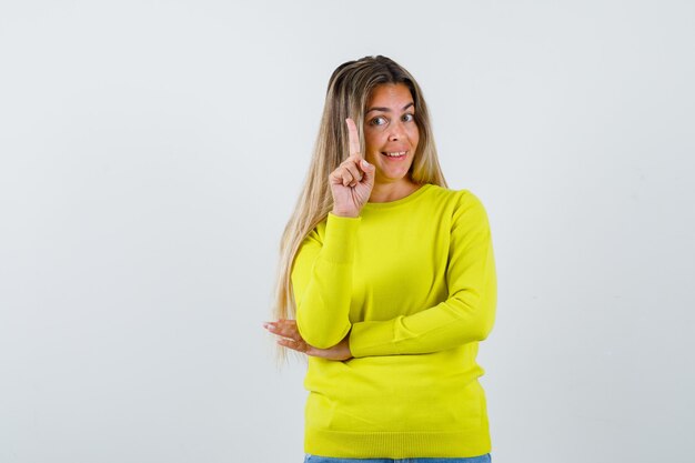 Chica joven expresiva posando en el estudio