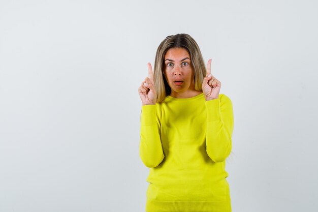 Chica joven expresiva posando en el estudio