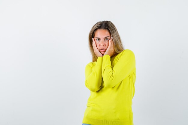 Chica joven expresiva posando en el estudio