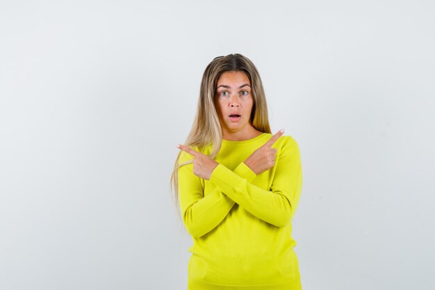 Chica joven expresiva posando en el estudio