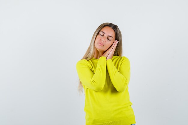 Chica joven expresiva posando en el estudio